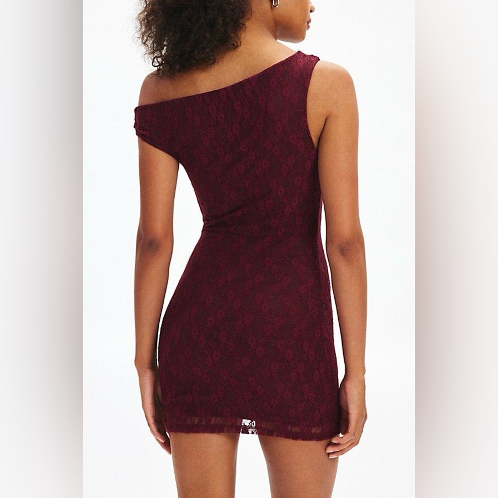 UO Up All Night Asymmetric Off-The-Shoulder Lace Mini Dress - Picture 4 of 4